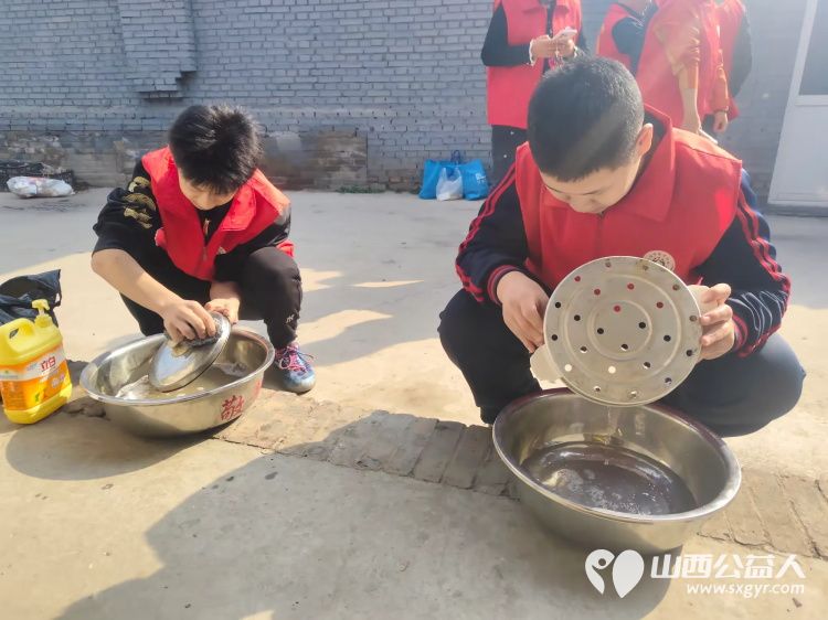 介休市敬老协会组织志愿者来到洪山镇洪山村入户80岁特困李逢春老人家里为老人打扫室内外卫生理发做饭包饺子 - 第10张