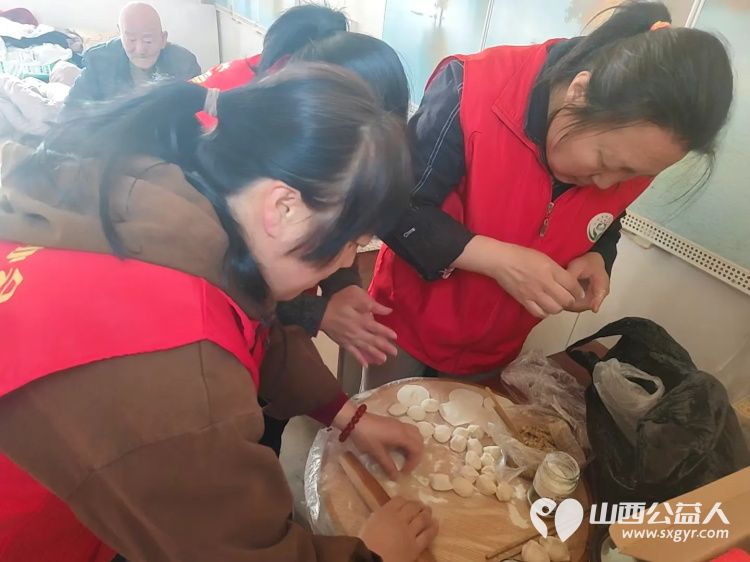 介休市敬老协会组织志愿者来到洪山镇洪山村入户80岁特困李逢春老人家里为老人打扫室内外卫生理发做饭包饺子 - 第8张