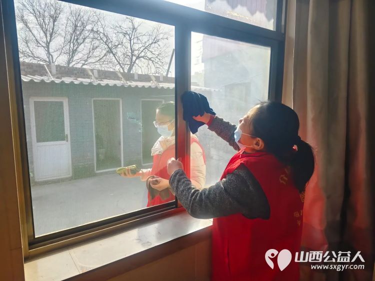 介休市敬老协会组织志愿者来到洪山镇洪山村入户80岁特困李逢春老人家里为老人打扫室内外卫生理发做饭包饺子 - 第12张