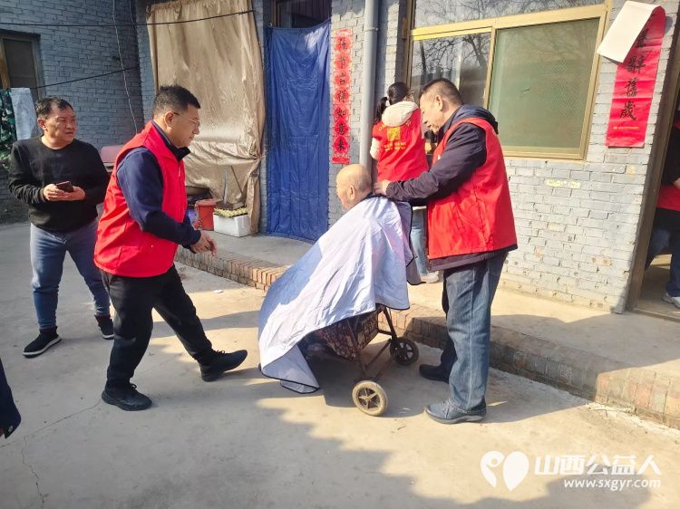 介休市敬老协会组织志愿者来到洪山镇洪山村入户80岁特困李逢春老人家里为老人打扫室内外卫生理发做饭包饺子 - 第6张