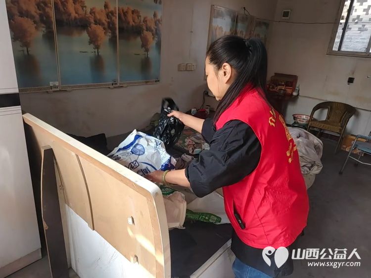 介休市敬老协会组织志愿者来到洪山镇洪山村入户80岁特困李逢春老人家里为老人打扫室内外卫生理发做饭包饺子 - 第13张