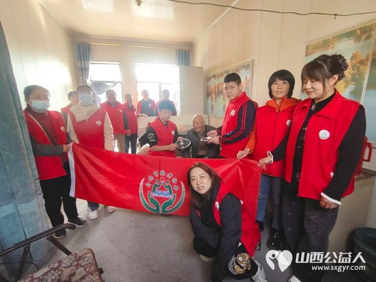 介休市敬老协会组织志愿者来到洪山镇洪山村入户80岁特困李逢春老人家里为老人打扫室内外卫生理发做饭包饺子 - 第1张