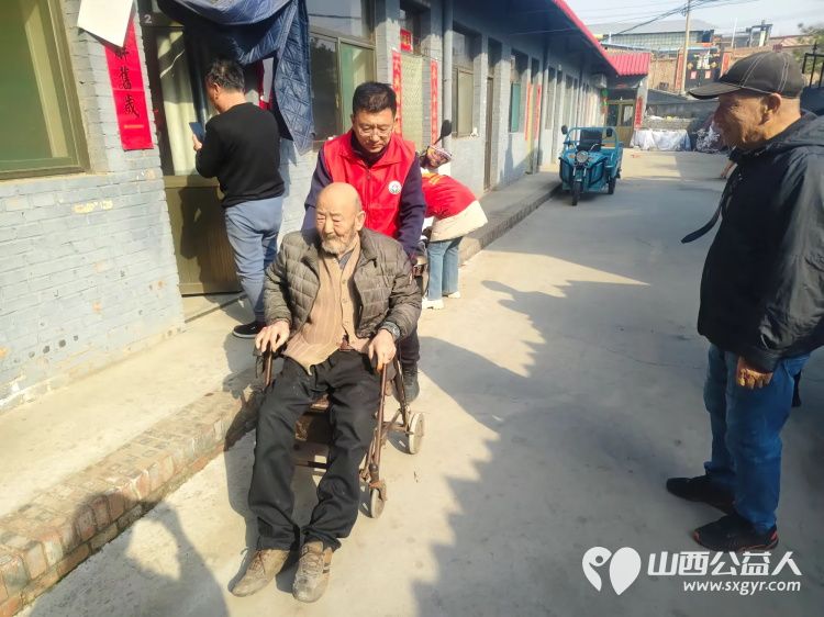 介休市敬老协会组织志愿者来到洪山镇洪山村入户80岁特困李逢春老人家里为老人打扫室内外卫生理发做饭包饺子 - 第3张