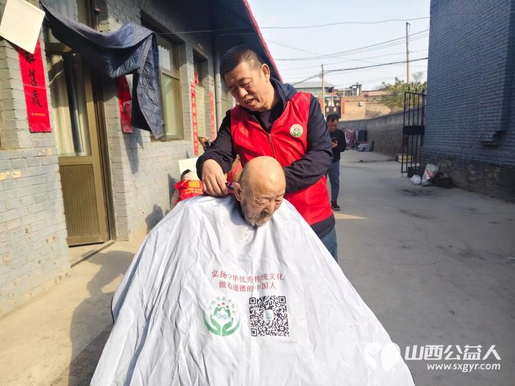 介休市敬老协会组织志愿者来到洪山镇洪山村入户80岁特困李逢春老人家里为老人打扫室内外卫生理发做饭包饺子 - 第5张