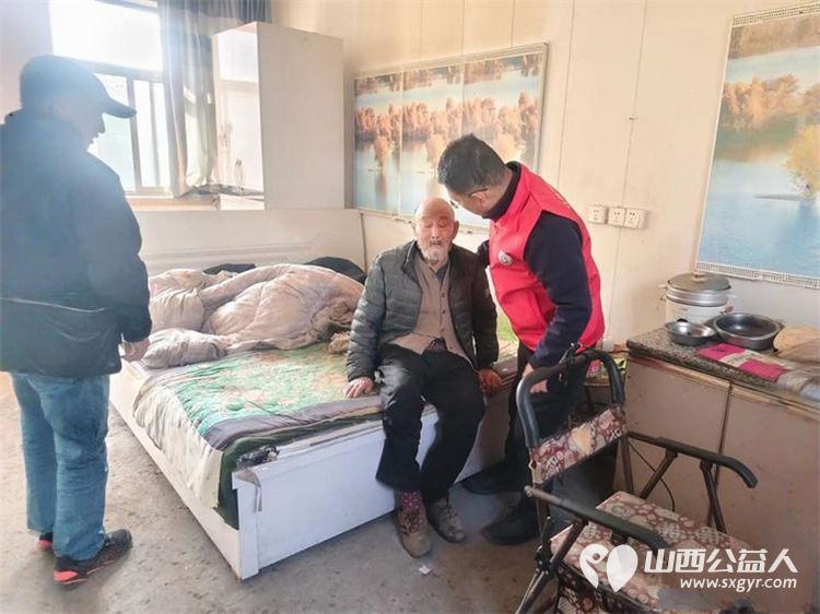 介休市敬老协会组织志愿者来到洪山镇洪山村入户80岁特困李逢春老人家里为老人打扫室内外卫生理发做饭包饺子 - 第4张