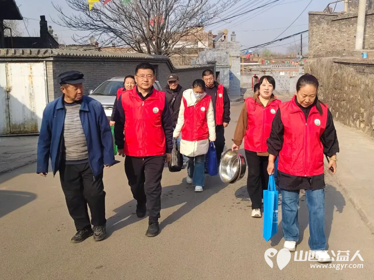 介休市敬老协会组织志愿者来到洪山镇洪山村入户80岁特困李逢春老人家里为老人打扫室内外卫生理发做饭包饺子 - 第2张