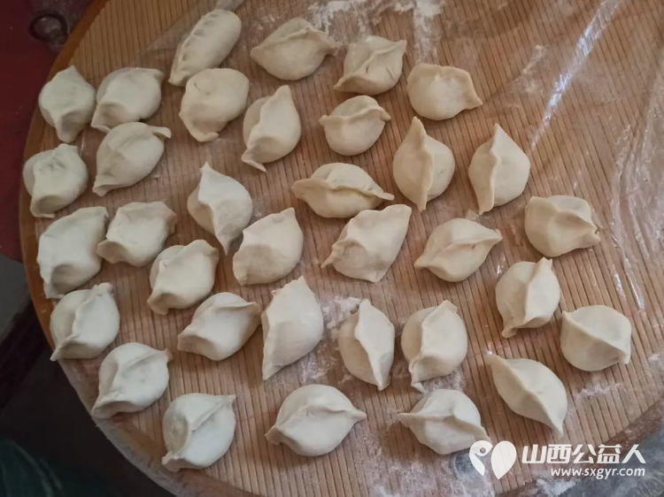 介休市敬老协会组织志愿者来到洪山镇洪山村入户80岁特困李逢春老人家里为老人打扫室内外卫生理发做饭包饺子 - 第9张