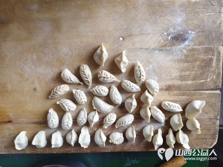 介休市敬老协会志愿者在洪山镇洪山村入户80岁特困李学洪老人家中为老人打扫室内外卫生、做饭包饺子还为老人带来麻花、饼干、方便面、猪肉、鸡蛋 - 第7张