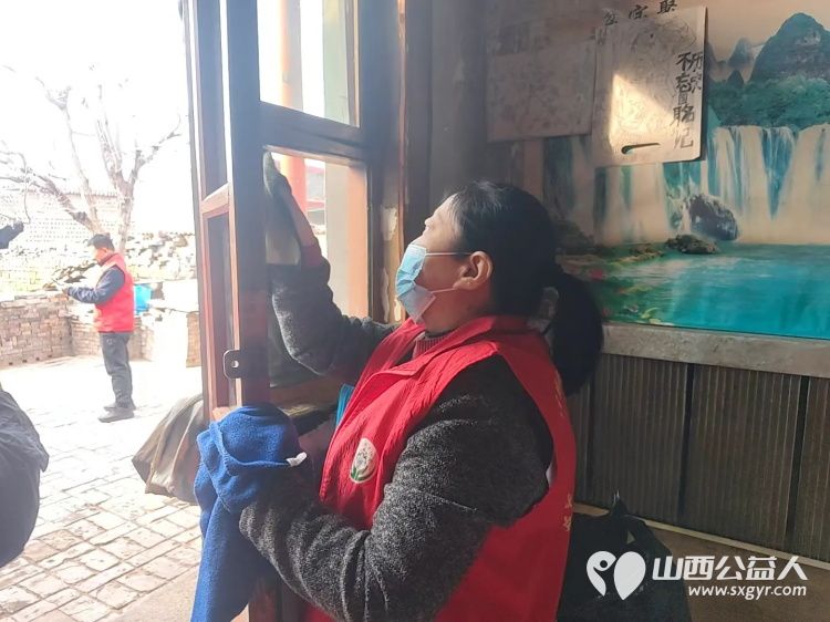 介休市敬老协会志愿者在洪山镇洪山村入户80岁特困李学洪老人家中为老人打扫室内外卫生、做饭包饺子还为老人带来麻花、饼干、方便面、猪肉、鸡蛋 - 第6张