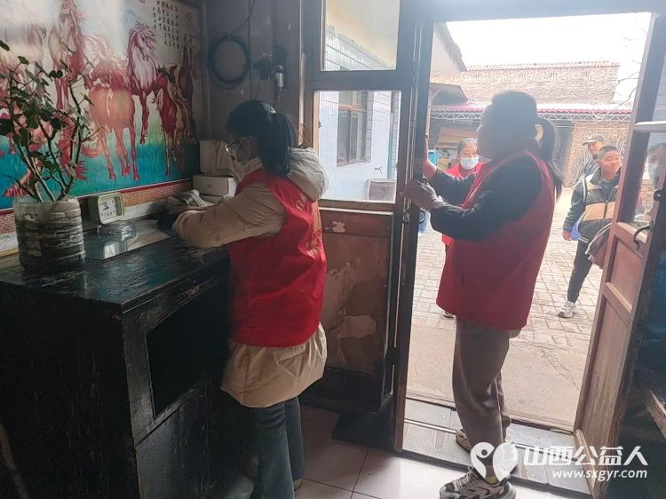 介休市敬老协会志愿者在洪山镇洪山村入户80岁特困李学洪老人家中为老人打扫室内外卫生、做饭包饺子还为老人带来麻花、饼干、方便面、猪肉、鸡蛋 - 第4张