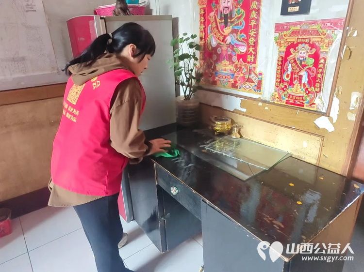 介休市敬老协会志愿者在洪山镇洪山村入户80岁特困李学洪老人家中为老人打扫室内外卫生、做饭包饺子还为老人带来麻花、饼干、方便面、猪肉、鸡蛋 - 第5张