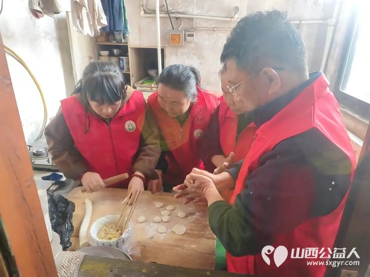 介休市敬老协会志愿者在洪山镇洪山村入户80岁特困李学洪老人家中为老人打扫室内外卫生、做饭包饺子还为老人带来麻花、饼干、方便面、猪肉、鸡蛋 - 第8张