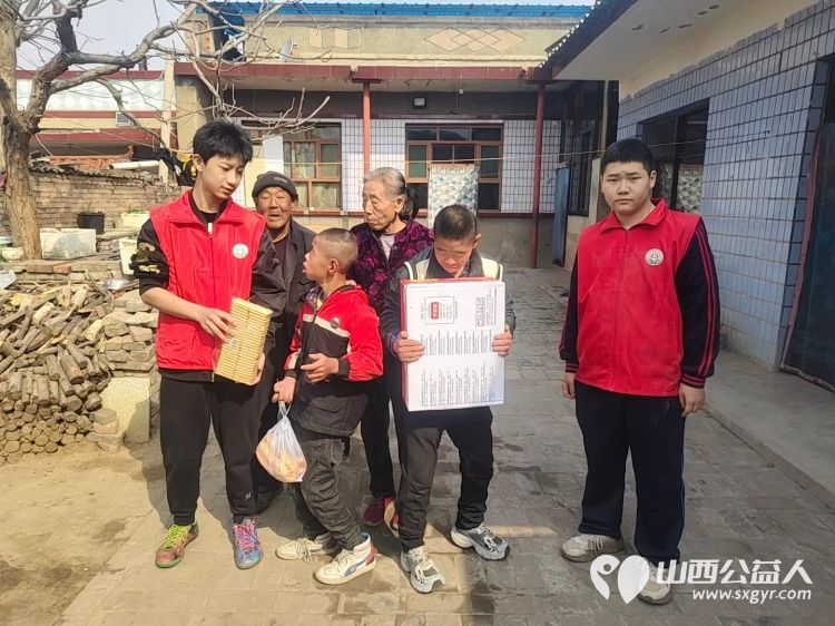 介休市敬老协会志愿者在洪山镇洪山村入户80岁特困李学洪老人家中为老人打扫室内外卫生、做饭包饺子还为老人带来麻花、饼干、方便面、猪肉、鸡蛋 - 第2张