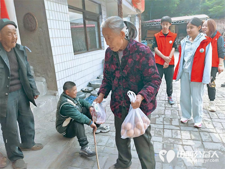 介休市敬老协会志愿者在洪山镇洪山村入户80岁特困李学洪老人家中为老人打扫室内外卫生、做饭包饺子还为老人带来麻花、饼干、方便面、猪肉、鸡蛋 - 第11张