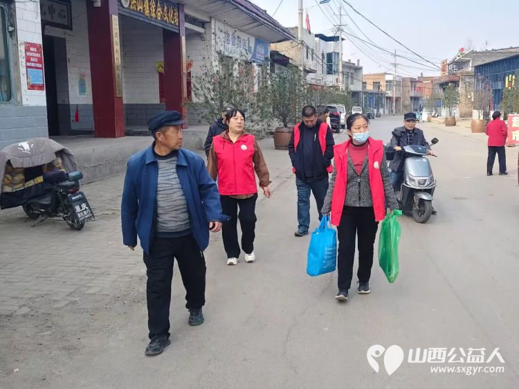 介休市敬老协会志愿者在洪山镇洪山村入户80岁特困李学洪老人家中为老人打扫室内外卫生、做饭包饺子还为老人带来麻花、饼干、方便面、猪肉、鸡蛋 - 第3张
