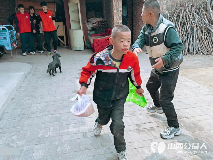 介休市敬老协会志愿者在洪山镇洪山村入户80岁特困李学洪老人家中为老人打扫室内外卫生、做饭包饺子还为老人带来麻花、饼干、方便面、猪肉、鸡蛋 - 第10张