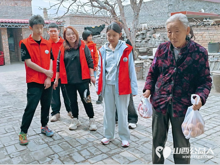 介休市敬老协会志愿者在洪山镇洪山村入户80岁特困李学洪老人家中为老人打扫室内外卫生、做饭包饺子还为老人带来麻花、饼干、方便面、猪肉、鸡蛋 - 第9张