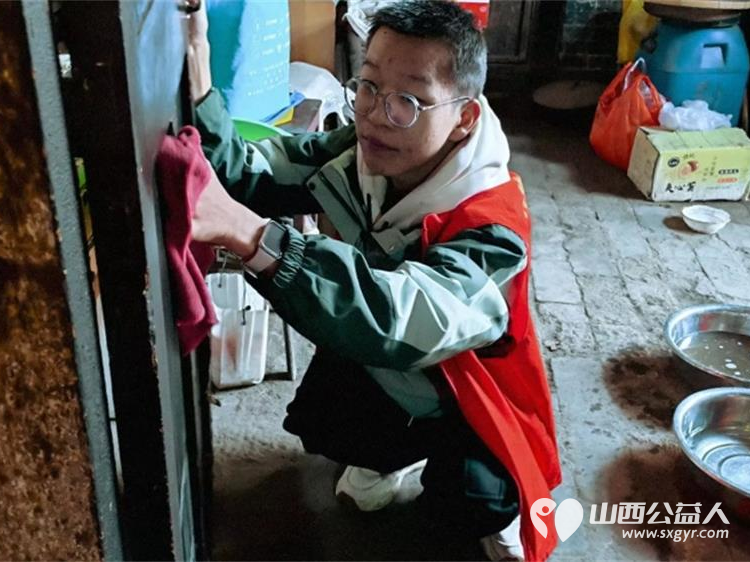 介休市敬老协会志愿者走进洪山镇洪山村入户80岁特困宋根生老人家为老人打扫室内外卫生做饭包饺子 - 第6张 - 山西公益人 介休市敬老协会志愿者走进洪山镇洪山村入户80岁特困宋根生老人家为老人打扫室内外卫生做饭包饺子 - 第6张