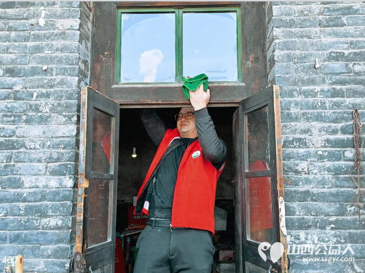 介休市敬老协会志愿者走进洪山镇洪山村入户80岁特困宋根生老人家为老人打扫室内外卫生做饭包饺子 - 第4张 - 山西公益人 介休市敬老协会志愿者走进洪山镇洪山村入户80岁特困宋根生老人家为老人打扫室内外卫生做饭包饺子 - 第4张