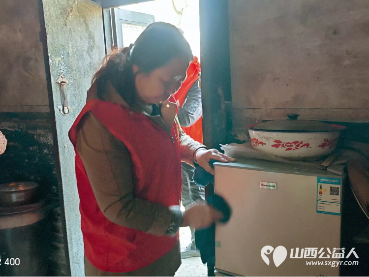 介休市敬老协会志愿者走进洪山镇洪山村入户80岁特困宋根生老人家为老人打扫室内外卫生做饭包饺子 - 第7张 - 山西公益人 介休市敬老协会志愿者走进洪山镇洪山村入户80岁特困宋根生老人家为老人打扫室内外卫生做饭包饺子 - 第7张