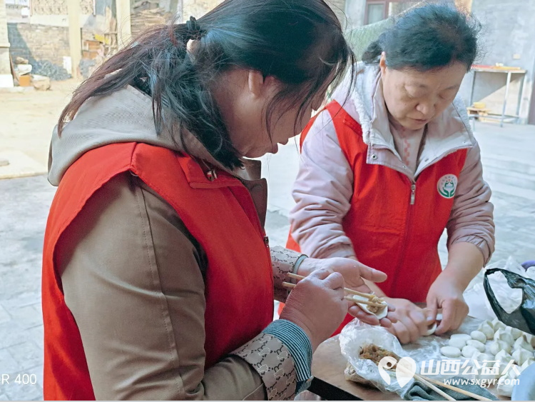 介休市敬老协会志愿者走进洪山镇洪山村入户80岁特困宋根生老人家为老人打扫室内外卫生做饭包饺子 - 第1张 - 山西公益人 介休市敬老协会志愿者走进洪山镇洪山村入户80岁特困宋根生老人家为老人打扫室内外卫生做饭包饺子 - 第1张