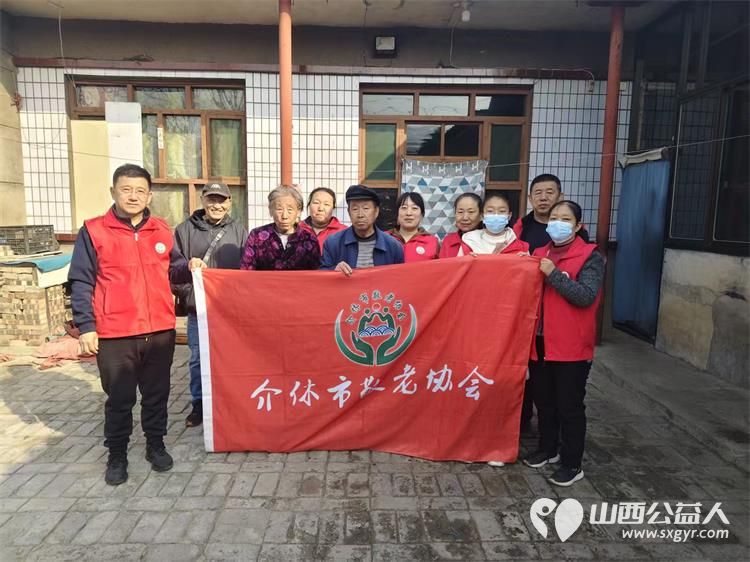 介休市敬老协会志愿者在洪山镇洪山村入户80岁特困李学洪老人家中为老人打扫室内外卫生、做饭包饺子还为老人带来麻花、饼干、方便面、猪肉、鸡蛋 - 第1张