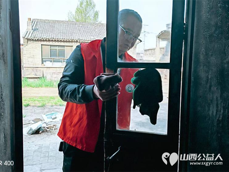 介休市敬老协会志愿者走进洪山镇洪山村入户80岁特困宋根生老人家为老人打扫室内外卫生做饭包饺子 - 第3张 - 山西公益人 介休市敬老协会志愿者走进洪山镇洪山村入户80岁特困宋根生老人家为老人打扫室内外卫生做饭包饺子 - 第3张