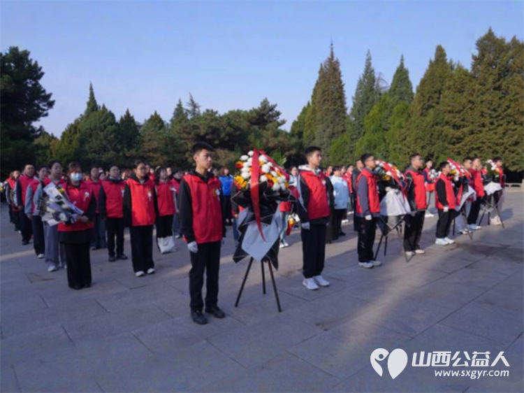 缅怀革命先烈汲取奋进力量 临汾市关工委、市志愿服务联合会、市护苗爱心志愿服务队组织学生志愿者和社会爱心人士走进临汾烈士陵园开展清明祭扫活动 - 第3张