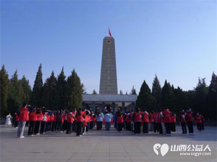 缅怀革命先烈汲取奋进力量 临汾市关工委、市志愿服务联合会、市护苗爱心志愿服务队组织学生志愿者和社会爱心人士走进临汾烈士陵园开展清明祭扫活动 - 第2张