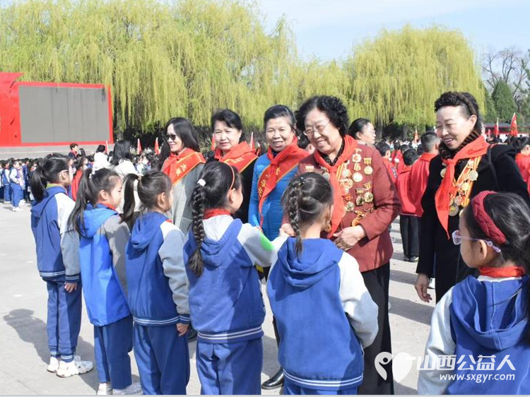 太原市学花志愿服务中心走进太原市杏花岭区新建路小学共同参与传承胡兰精神争做时代新人清明祭英烈主题队日活动 - 第9张