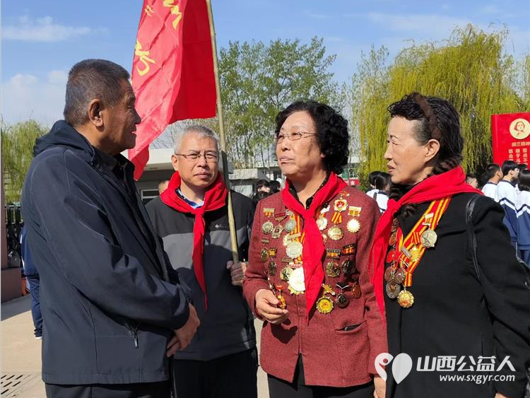 太原市学花志愿服务中心走进太原市杏花岭区新建路小学共同参与传承胡兰精神争做时代新人清明祭英烈主题队日活动 - 第6张