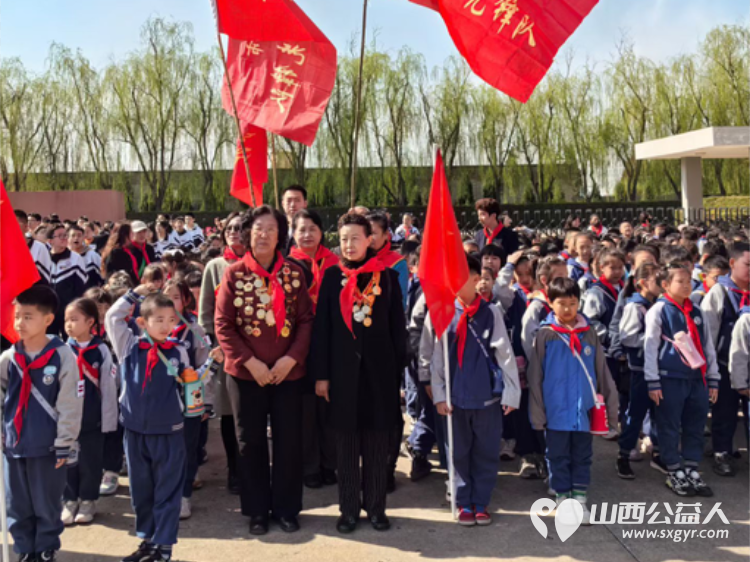 太原市学花志愿服务中心走进太原市杏花岭区新建路小学共同参与传承胡兰精神争做时代新人清明祭英烈主题队日活动 - 第8张