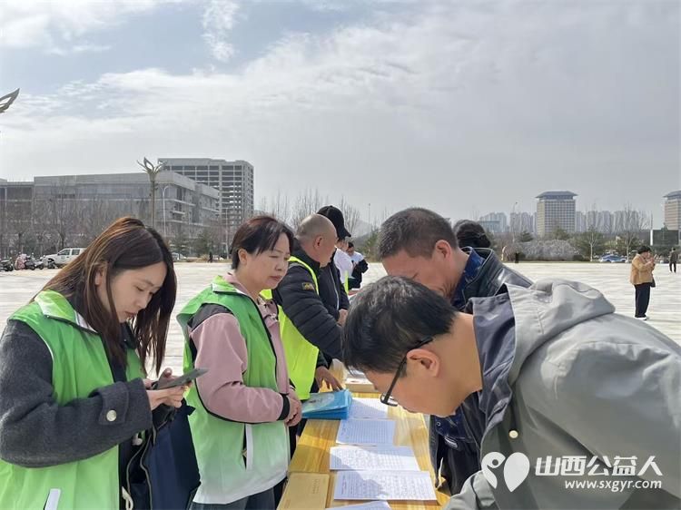 情满丹河因爱而聚‖晋城市绿丝带志愿者协会志愿者参加晋城市泽州县慈善总会“3·28慈善日”捐助启动仪式现场掀起了爱心捐赠的热潮 - 第19张 - 山西公益人 情满丹河因爱而聚‖晋城市绿丝带志愿者协会志愿者参加晋城市泽州县慈善总会“3·28慈善日”捐助启动仪式现场掀起了爱心捐赠的热潮 - 第19张
