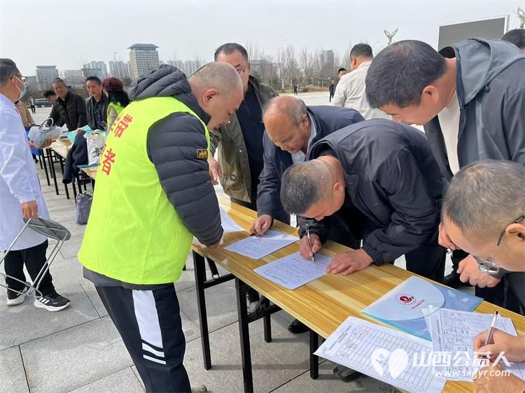 情满丹河因爱而聚‖晋城市绿丝带志愿者协会志愿者参加晋城市泽州县慈善总会“3·28慈善日”捐助启动仪式现场掀起了爱心捐赠的热潮 - 第9张 - 山西公益人 情满丹河因爱而聚‖晋城市绿丝带志愿者协会志愿者参加晋城市泽州县慈善总会“3·28慈善日”捐助启动仪式现场掀起了爱心捐赠的热潮 - 第9张