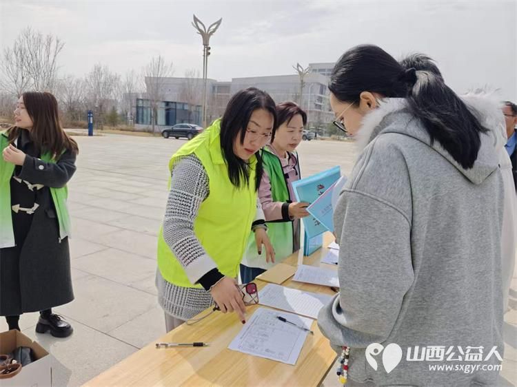 情满丹河因爱而聚‖晋城市绿丝带志愿者协会志愿者参加晋城市泽州县慈善总会“3·28慈善日”捐助启动仪式现场掀起了爱心捐赠的热潮 - 第17张 - 山西公益人 情满丹河因爱而聚‖晋城市绿丝带志愿者协会志愿者参加晋城市泽州县慈善总会“3·28慈善日”捐助启动仪式现场掀起了爱心捐赠的热潮 - 第17张