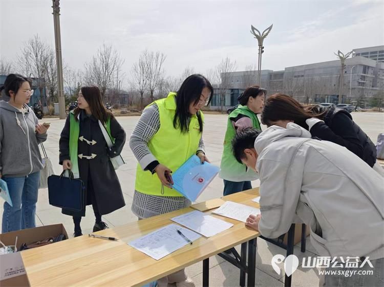 情满丹河因爱而聚‖晋城市绿丝带志愿者协会志愿者参加晋城市泽州县慈善总会“3·28慈善日”捐助启动仪式现场掀起了爱心捐赠的热潮 - 第14张 - 山西公益人 情满丹河因爱而聚‖晋城市绿丝带志愿者协会志愿者参加晋城市泽州县慈善总会“3·28慈善日”捐助启动仪式现场掀起了爱心捐赠的热潮 - 第14张