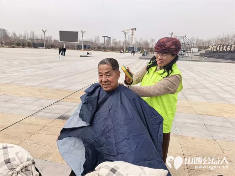 情满丹河因爱而聚‖晋城市绿丝带志愿者协会志愿者参加晋城市泽州县慈善总会“3·28慈善日”捐助启动仪式现场掀起了爱心捐赠的热潮 - 第11张 - 山西公益人 情满丹河因爱而聚‖晋城市绿丝带志愿者协会志愿者参加晋城市泽州县慈善总会“3·28慈善日”捐助启动仪式现场掀起了爱心捐赠的热潮 - 第11张