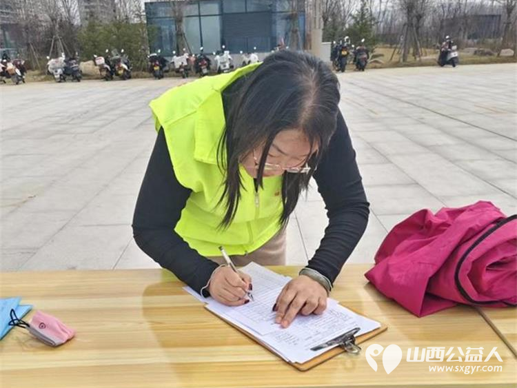 情满丹河因爱而聚‖晋城市绿丝带志愿者协会志愿者参加晋城市泽州县慈善总会“3·28慈善日”捐助启动仪式现场掀起了爱心捐赠的热潮 - 第8张 - 山西公益人 情满丹河因爱而聚‖晋城市绿丝带志愿者协会志愿者参加晋城市泽州县慈善总会“3·28慈善日”捐助启动仪式现场掀起了爱心捐赠的热潮 - 第8张