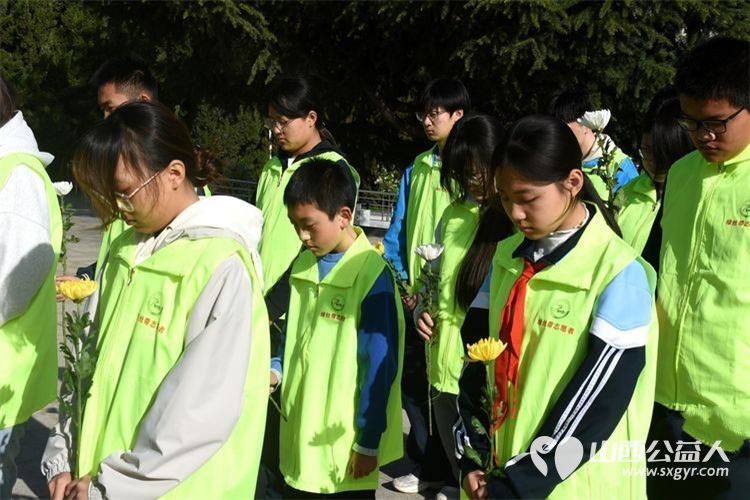 清明祭英烈初心永不忘----晋城市绿丝带志愿者协会组织志愿者祭扫晋城烈士陵园以虔诚之心敬献哀思静静追忆革命先辈浴血奋战的峥嵘岁月 - 第7张