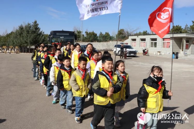 清明祭英烈薪火永相传----浑源县青年志愿者协会组织思源社区开展青少年红色教育主题活动走进浑源县革命烈士陵园祭扫革命先烈让青少年接受精神洗礼 - 第10张