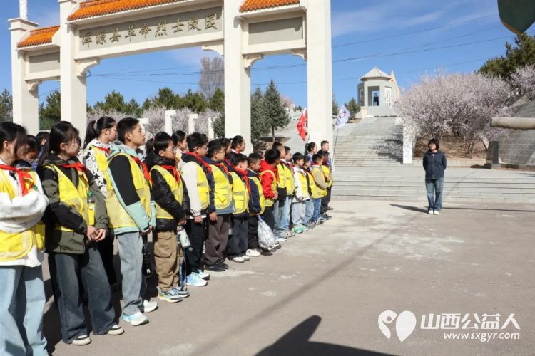 清明祭英烈薪火永相传----浑源县青年志愿者协会组织思源社区开展青少年红色教育主题活动走进浑源县革命烈士陵园祭扫革命先烈让青少年接受精神洗礼 - 第9张