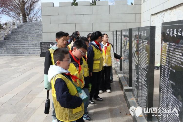 清明祭英烈薪火永相传----浑源县青年志愿者协会组织思源社区开展青少年红色教育主题活动走进浑源县革命烈士陵园祭扫革命先烈让青少年接受精神洗礼 - 第13张