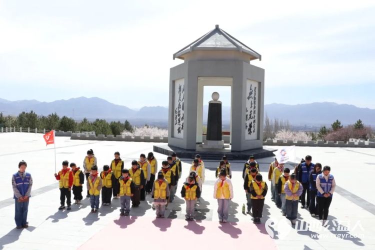 清明祭英烈薪火永相传----浑源县青年志愿者协会组织思源社区开展青少年红色教育主题活动走进浑源县革命烈士陵园祭扫革命先烈让青少年接受精神洗礼 - 第8张