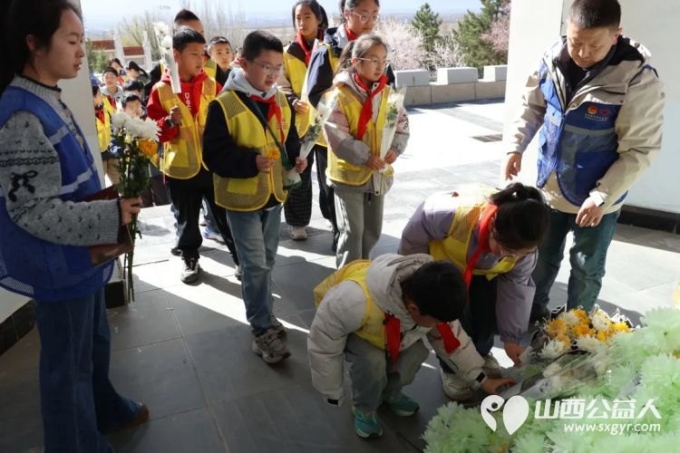 清明祭英烈薪火永相传----浑源县青年志愿者协会组织思源社区开展青少年红色教育主题活动走进浑源县革命烈士陵园祭扫革命先烈让青少年接受精神洗礼 - 第11张
