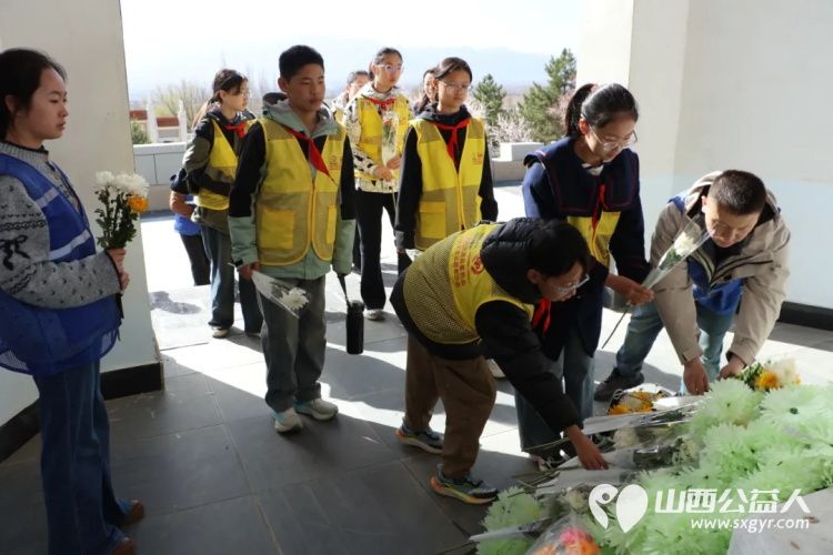 清明祭英烈薪火永相传----浑源县青年志愿者协会组织思源社区开展青少年红色教育主题活动走进浑源县革命烈士陵园祭扫革命先烈让青少年接受精神洗礼 - 第12张