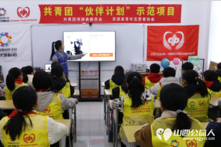 清明祭英烈薪火永相传----浑源县青年志愿者协会组织思源社区开展青少年红色教育主题活动走进浑源县革命烈士陵园祭扫革命先烈让青少年接受精神洗礼 - 第4张