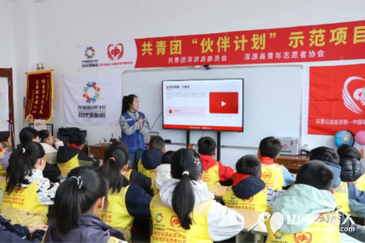 清明祭英烈薪火永相传----浑源县青年志愿者协会组织思源社区开展青少年红色教育主题活动走进浑源县革命烈士陵园祭扫革命先烈让青少年接受精神洗礼 - 第7张