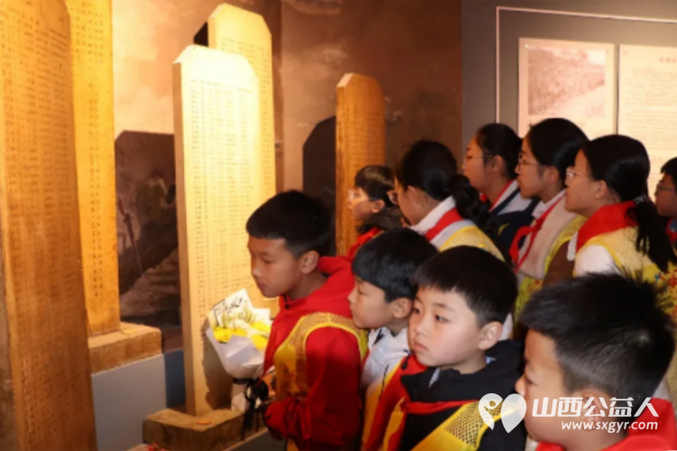 清明祭英烈薪火永相传----浑源县青年志愿者协会组织思源社区开展青少年红色教育主题活动走进浑源县革命烈士陵园祭扫革命先烈让青少年接受精神洗礼 - 第21张