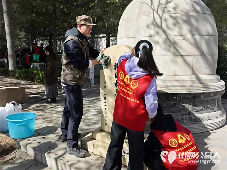 清明寄哀思英烈永铭记----太原市关爱退役军人协会联合山西省学雷锋总队志愿者清明节在黄坡革命烈士陵园追忆先烈们抛头颅洒热血的峥嵘岁月感悟今日和平生活的来之不易 - 第11张 - 山西公益人 清明寄哀思英烈永铭记----太原市关爱退役军人协会联合山西省学雷锋总队志愿者清明节在黄坡革命烈士陵园追忆先烈们抛头颅洒热血的峥嵘岁月感悟今日和平生活的来之不易 - 第11张