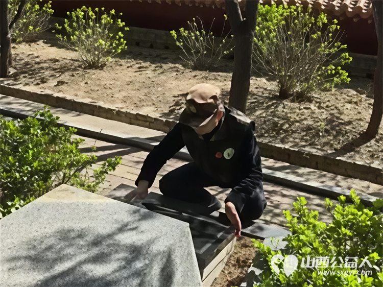 清明寄哀思英烈永铭记----太原市关爱退役军人协会联合山西省学雷锋总队志愿者清明节在黄坡革命烈士陵园追忆先烈们抛头颅洒热血的峥嵘岁月感悟今日和平生活的来之不易 - 第13张 - 山西公益人 清明寄哀思英烈永铭记----太原市关爱退役军人协会联合山西省学雷锋总队志愿者清明节在黄坡革命烈士陵园追忆先烈们抛头颅洒热血的峥嵘岁月感悟今日和平生活的来之不易 - 第13张